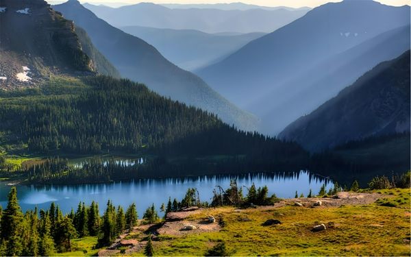 AI去水印效果对比：左侧带文字水印原图 vs 右侧AI智能去除水印效果